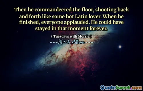 然后，他指挥地板，像一些热爱的拉丁爱好者一样来回射击。当他结束时，每个人都鼓掌。他本可以永远呆在那一刻。