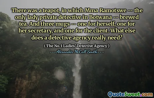 有一间茶壶，其中唯一的博特瓦纳（Botwana）私人侦探MMA Ramotswe酿造了茶。还有三个杯子 - 一个杯子，一个是她的秘书，另一个是给客户的。侦探机构还需要什么？