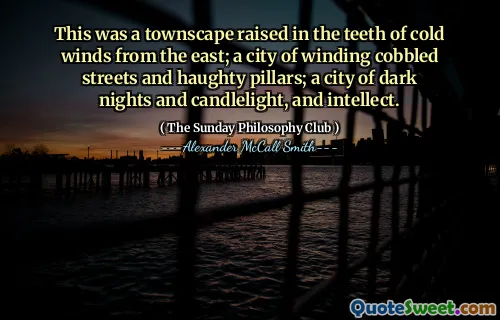 这是在东方的寒风中抬起的城镇景观。一个蜿蜒的鹅卵石街道和傲慢的柱子的城市；一个漆黑的夜晚和烛光和智力的城市。