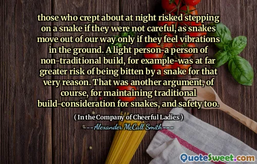 那些夜间爬行的人冒着不小心的蛇会踩蛇，因为蛇只有在地面上感到振动时就会脱离我们的路。一个轻巧的人 - 一个非传统建筑的人，例如，出于这种原因，被蛇咬伤的风险要大得多。当然，这是维持传统的蛇制造构造和安全性的另一个论点。