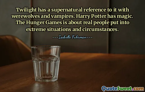 トワイライトには、狼男や吸血鬼に関する超自然的な言及があります。ハリー・ポッターには魔法があります。ハンガーゲームは、極限の状況や状況に置かれた現実の人々についての物語です。