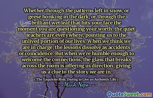 Fie prin modelele rămase în zăpadă, fie gâștele care se ocupă de întuneric, fie prin frunza umedă strălucitoare care îți lovește fața în momentul în care te îndoiești de valoarea ta, profesorii liniștiți sunt peste tot, îndreptându -ne spre porțiunea nevăzută a vieții noastre. Când credem că suntem responsabili, lecțiile se dizolvă ca accidente sau coincidență. Dar când suntem suficient de umili pentru a întâmpina conexiunile, paharul care se rupe în cameră ne oferă direcție, oferindu -ne un indiciu asupra poveștii în care ne aflăm.