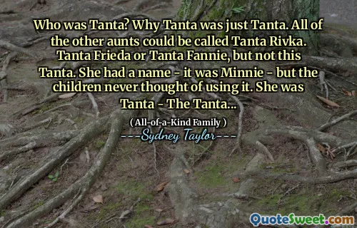 Hvem var Tanta? Hvorfor Tanta bare var Tanta. Alle de andre tantene kan kalles Tanta Rivka. Tanta Frieda eller Tanta Fannie, men ikke denne Tanta. Hun hadde et navn - det var Minnie - men barna tenkte aldri på å bruke det. Hun var Tanta - Tanta ...