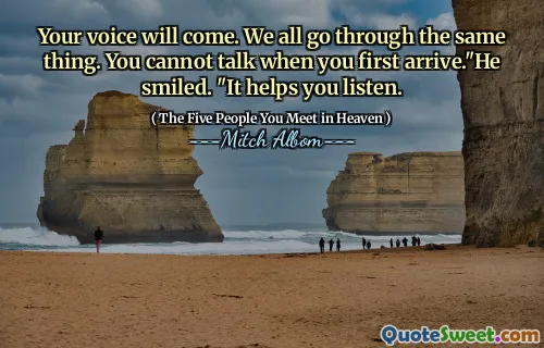 Tvůj hlas přijde. Všichni procházíme tím samým. Když poprvé přijedete, nemůžete mluvit.“ Usmál se. „Pomáhá vám to naslouchat.